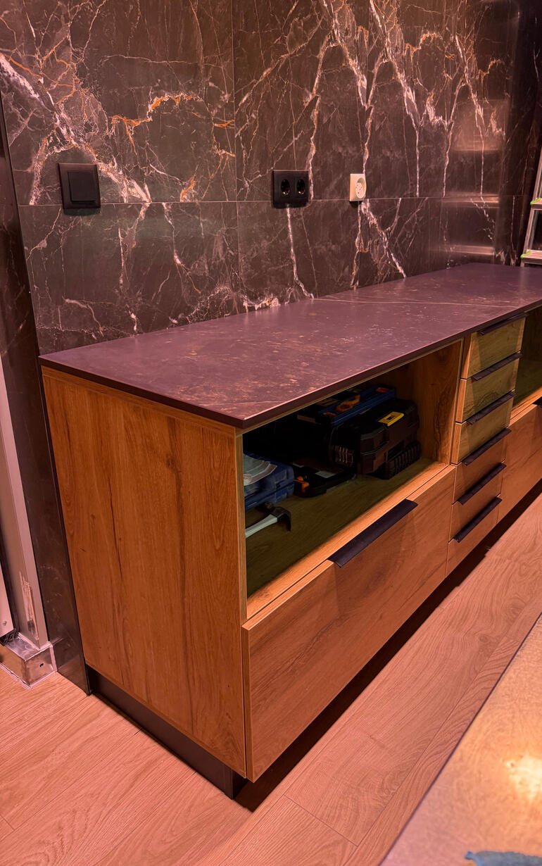 Instalación de cocina integrada a salón-comedor en buhardilla. Madrid Centro.